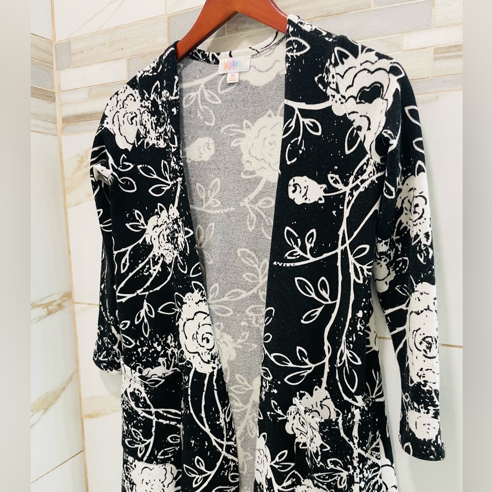 🌸 LuLaRoe Black & White Floral Longline Cardigan – Size XS - Picture 4 of 12
